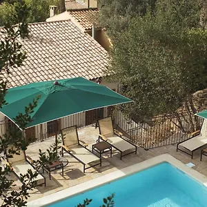 https://hostellerie-du-cigalou.fr-provencehotel.com